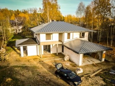 Ciekawy dom jednorodzinny oddalony około 5 km od granic Warszawy. Przępiękna okolica Kampinoskiego Parku Narodowego, cisza, spokój. Tylko kilkanaście domów obok. Wspaniałe miejsce.